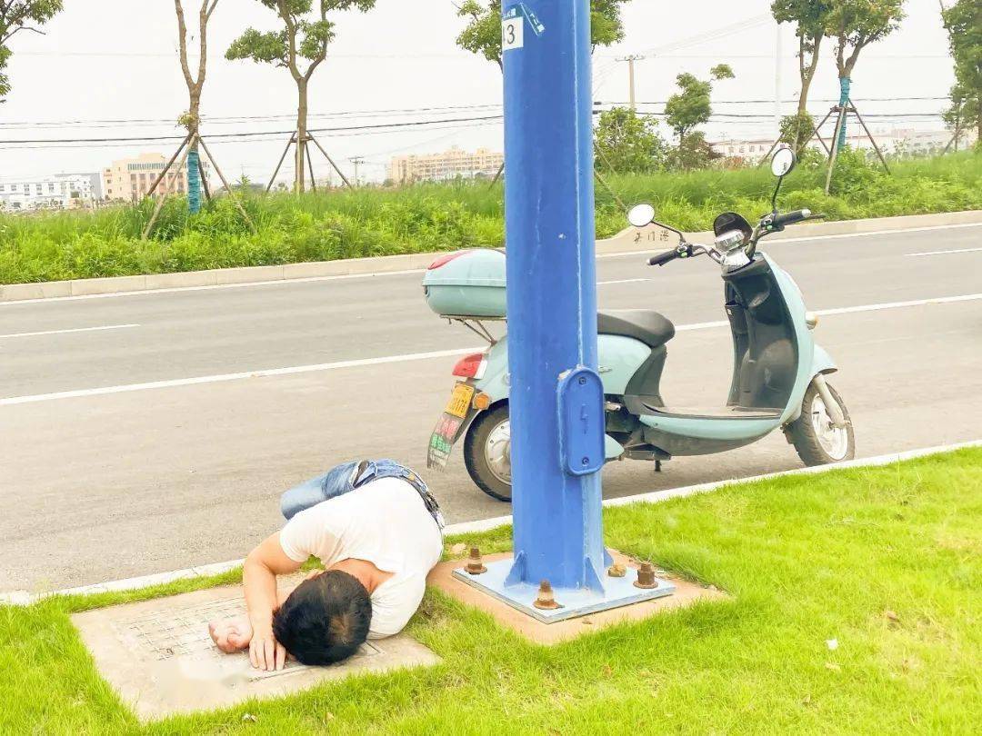 执法正能量男子路边晕倒执法队员及时救助