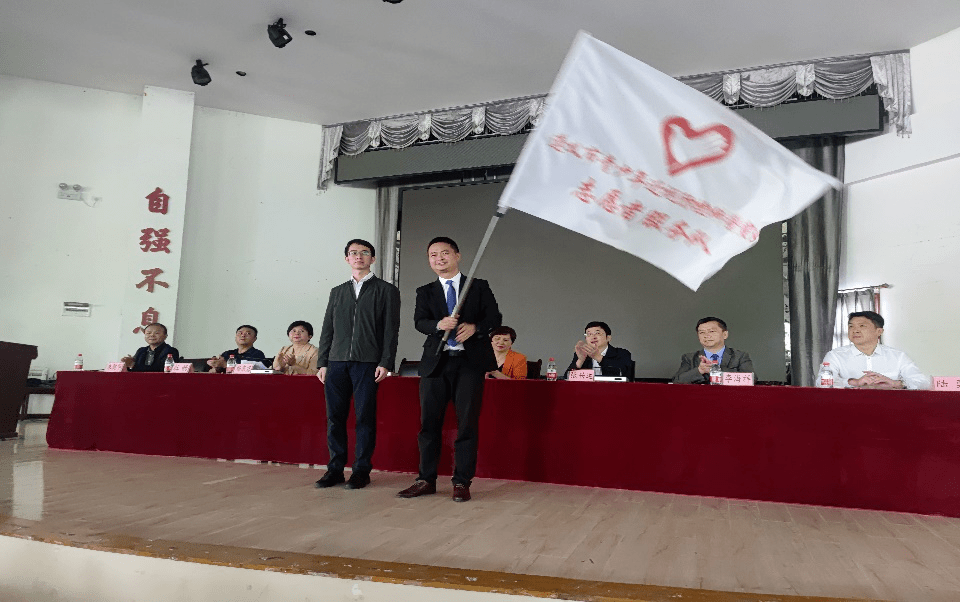 (张蒙副书记向肖又铭秘书长授旗)