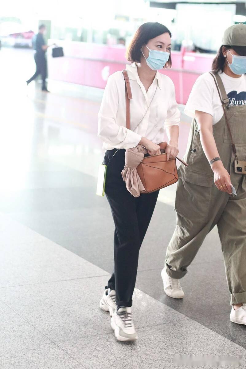 街拍:惠英红白色衬衫 黑色休闲裤 loewe包袋清爽简约