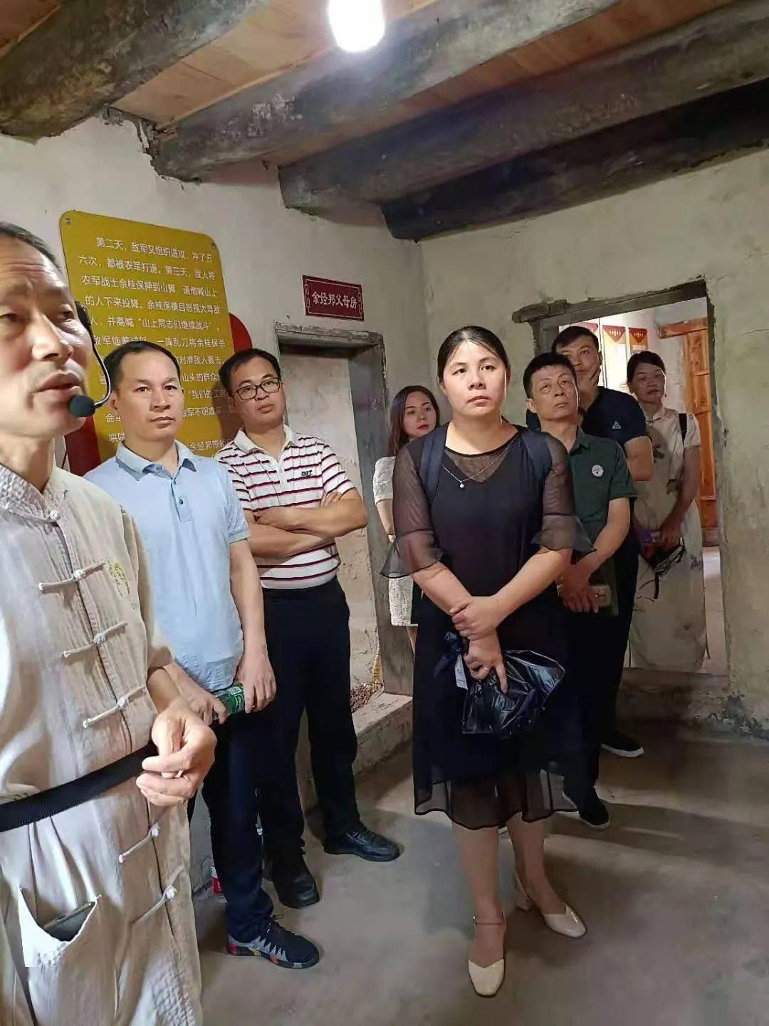 活动中,县委统战部常务副部长曾伟鸿,部务委员李双兰