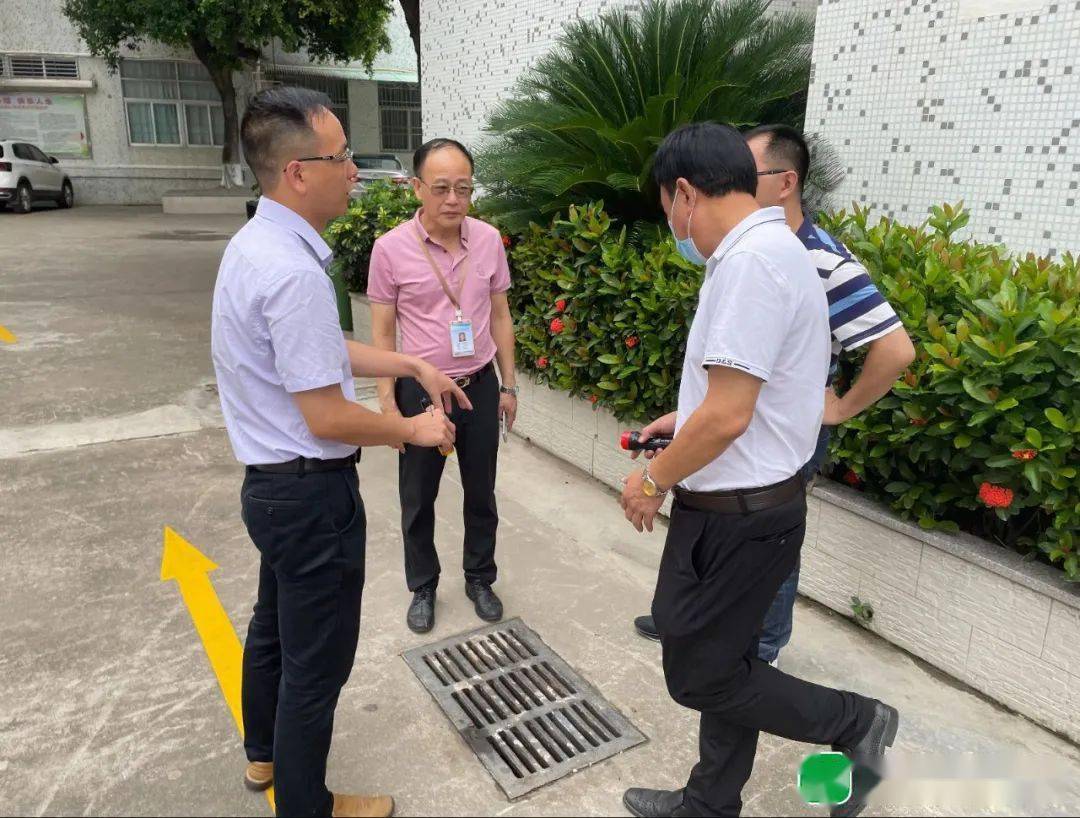 谢易初中学部分下水道井盖防蚊网缺失
