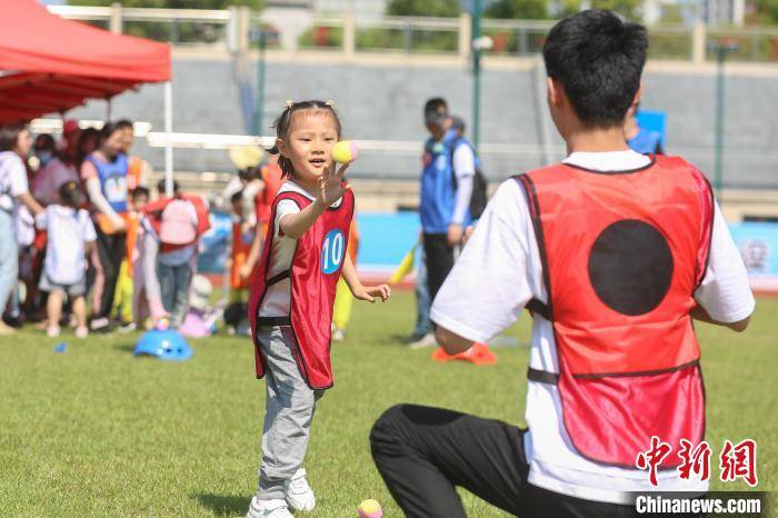 江西南昌萌娃和家長共享親子趣味運動樂趣 一起講鬼故事