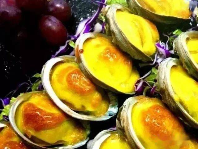 鲜鲍,芝士,盐,酒1 |鲜鲍洗净,在中间切一刀,用盐酒腌好;2 |在锅里煎至