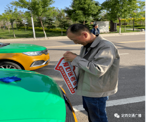 定西出租车爱心送考在路上!