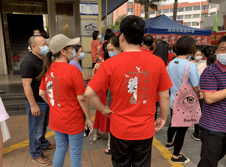 預祝孩子考試旗開得勝,馬到成功身穿紅色衣服送孩子來考試都是