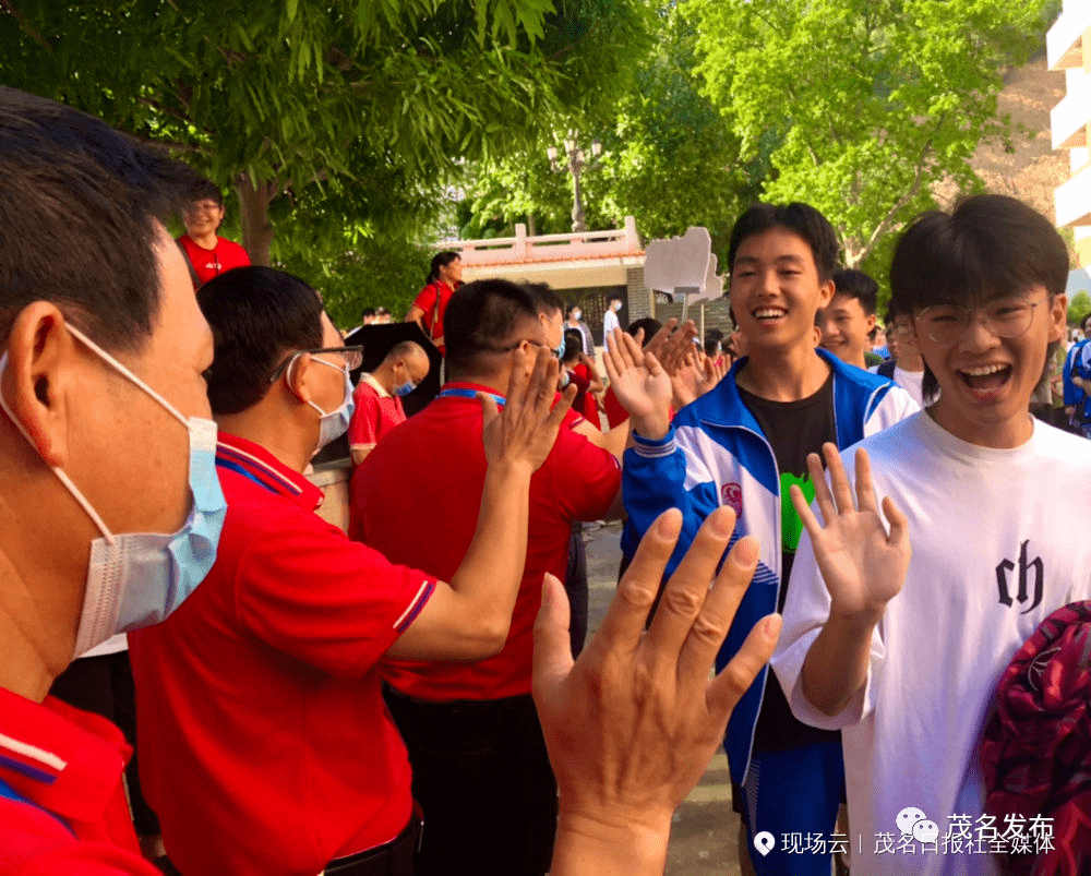 化州三中老师为学生加油鼓劲!文华春 摄