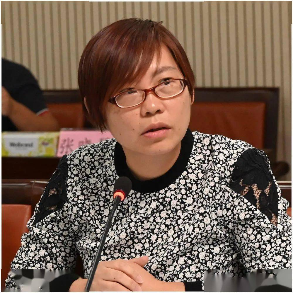 介绍工作情况△ 市工业和信息化局 党组书记,局长 余中华△ 市发展