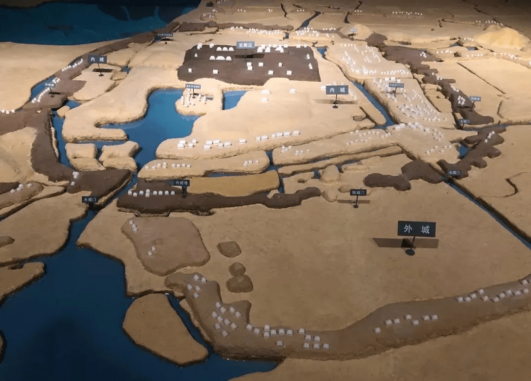 良渚古城遗址示意图白驹过隙,时间到了2019年7月6日,中国良渚古城遗址