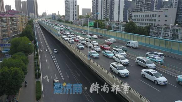 济南北园高架济泺路,纬二路下桥口恢复通行 下桥口地面变双车道