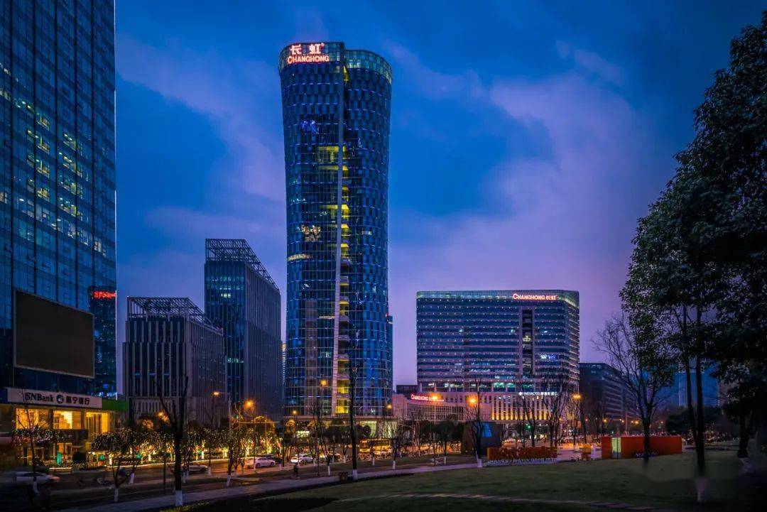 长虹科技大厦▲在天府四街上还有银泰城商业体,包括购物中心,室外步行