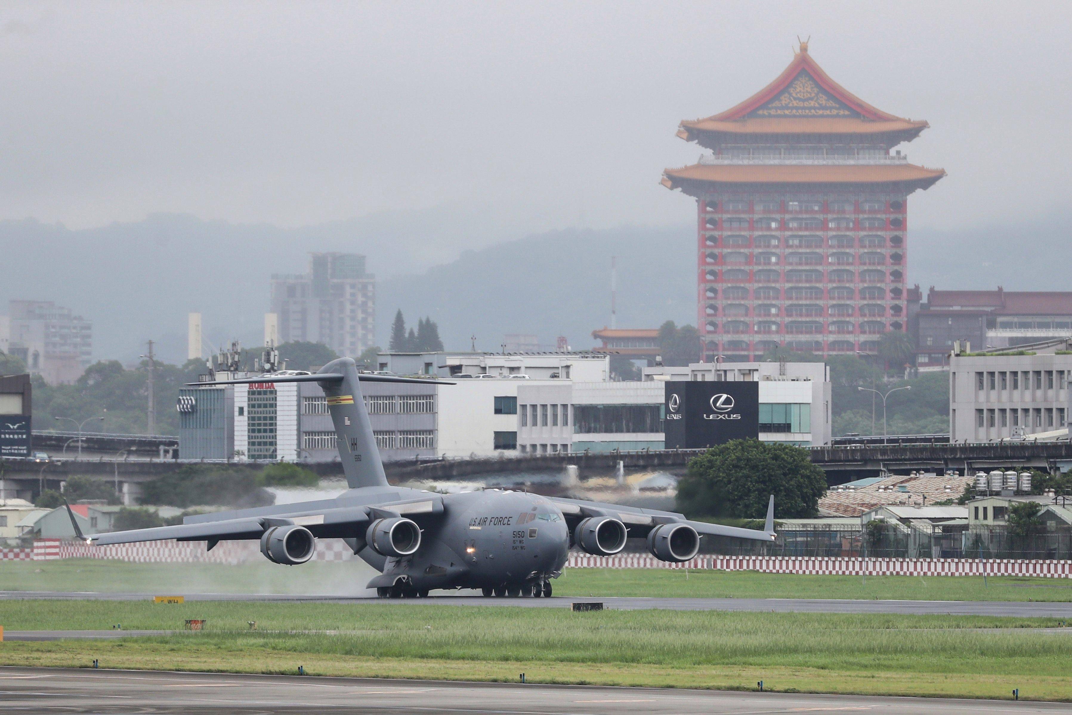 美国空军c-17运输机降落在台湾松山机场;这件事让岛内某些势力激动不