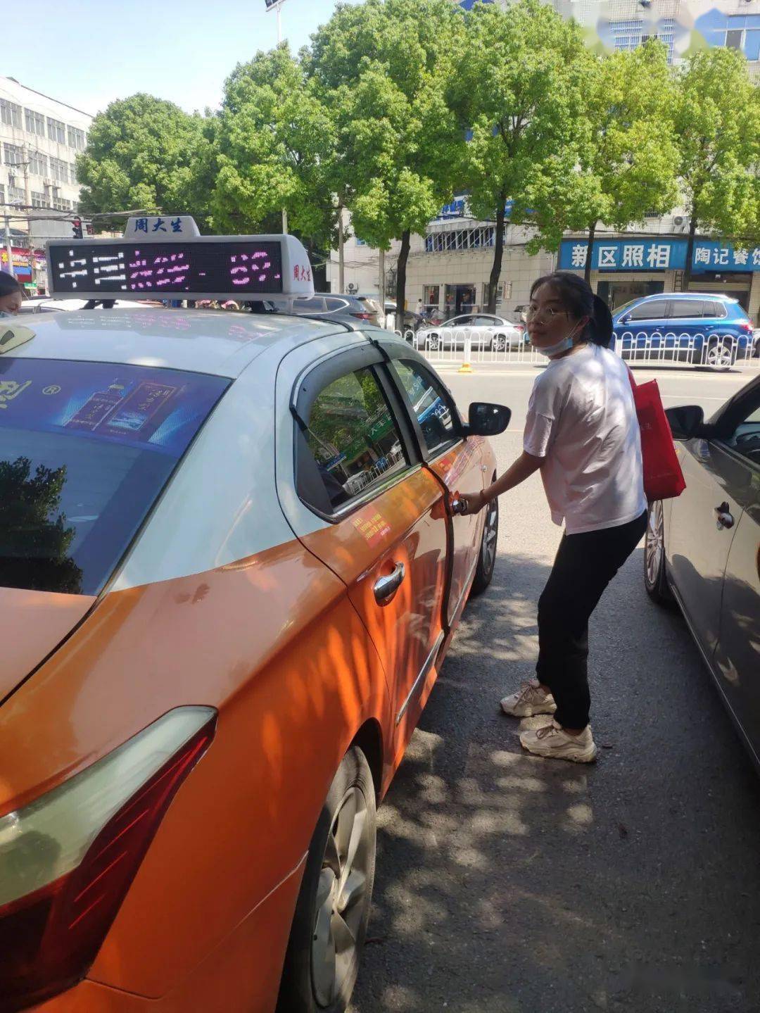 新洲的姐坚持11年"爱心送考"_出租车