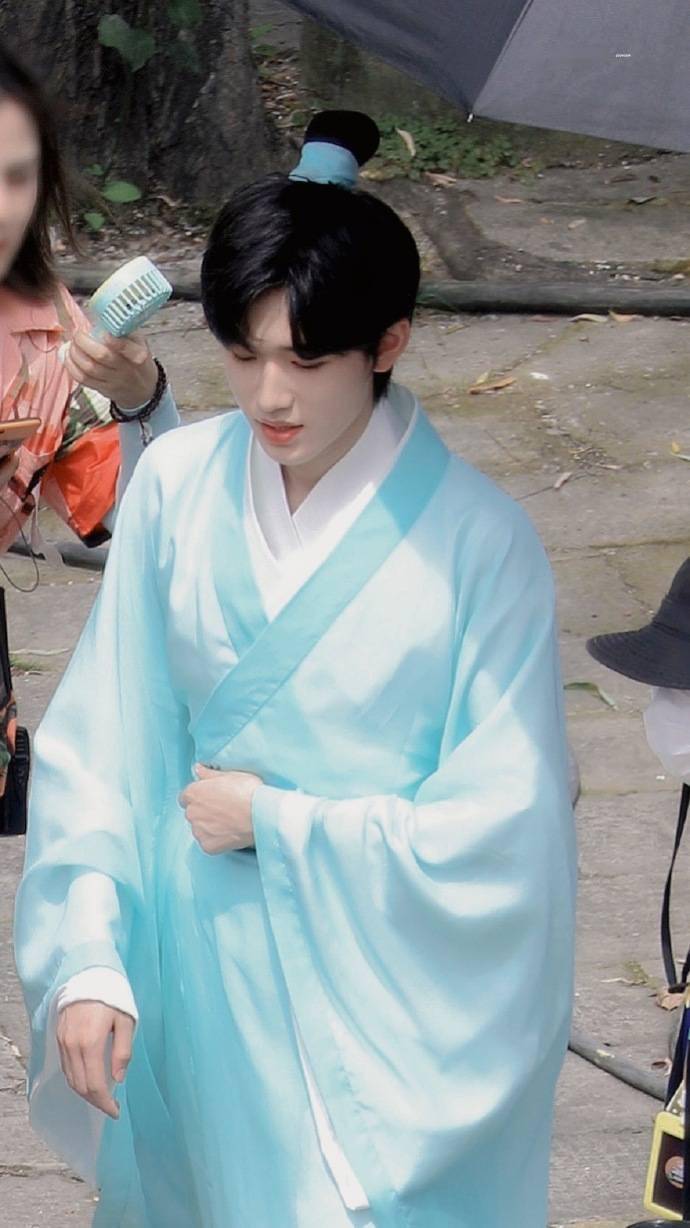 从此画本里的俊俏书生都有了脸宋书生一袭青色长袍造型公开