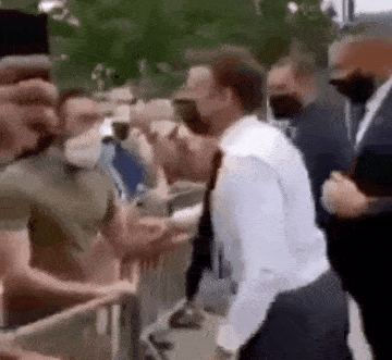 马克龙访问该国东南部地区与群众互动时突遭一男子掌掴