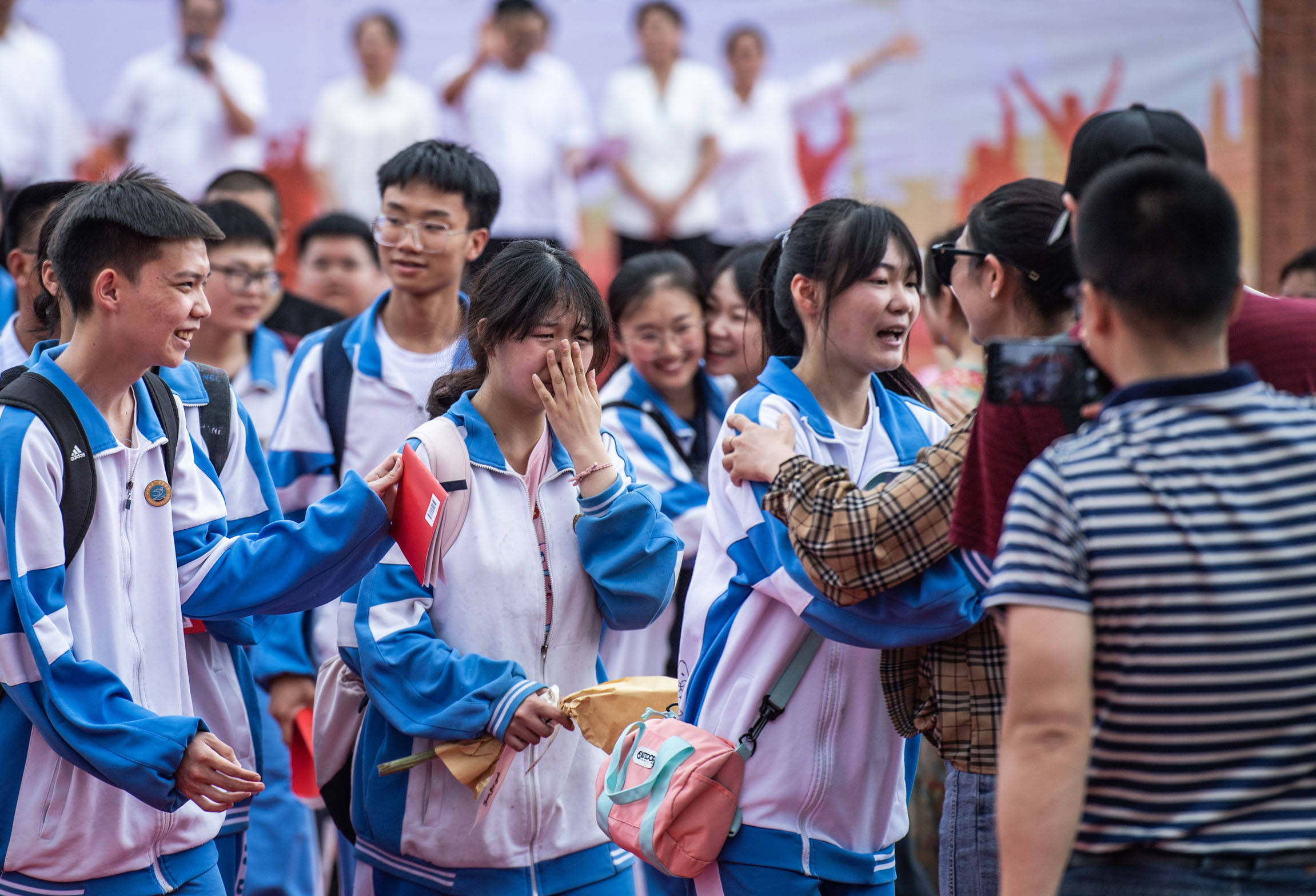 6月9日,乌当中学高三学生和老师道别.