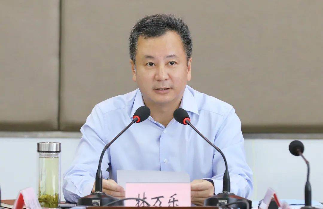 会场气氛活跃,成效显著.县委书记林万乐主持