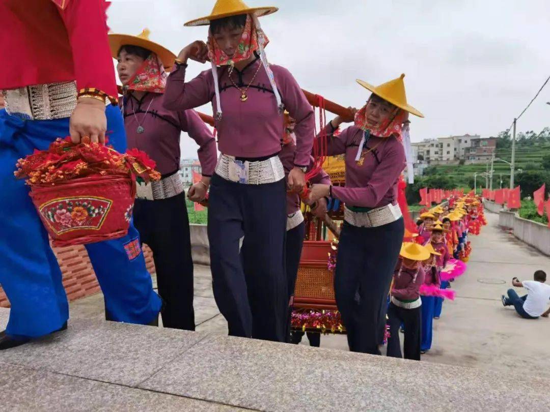 抬轿子 的惠安女很美长长的队伍中来自各地的供奉仰慕者共同一起参与