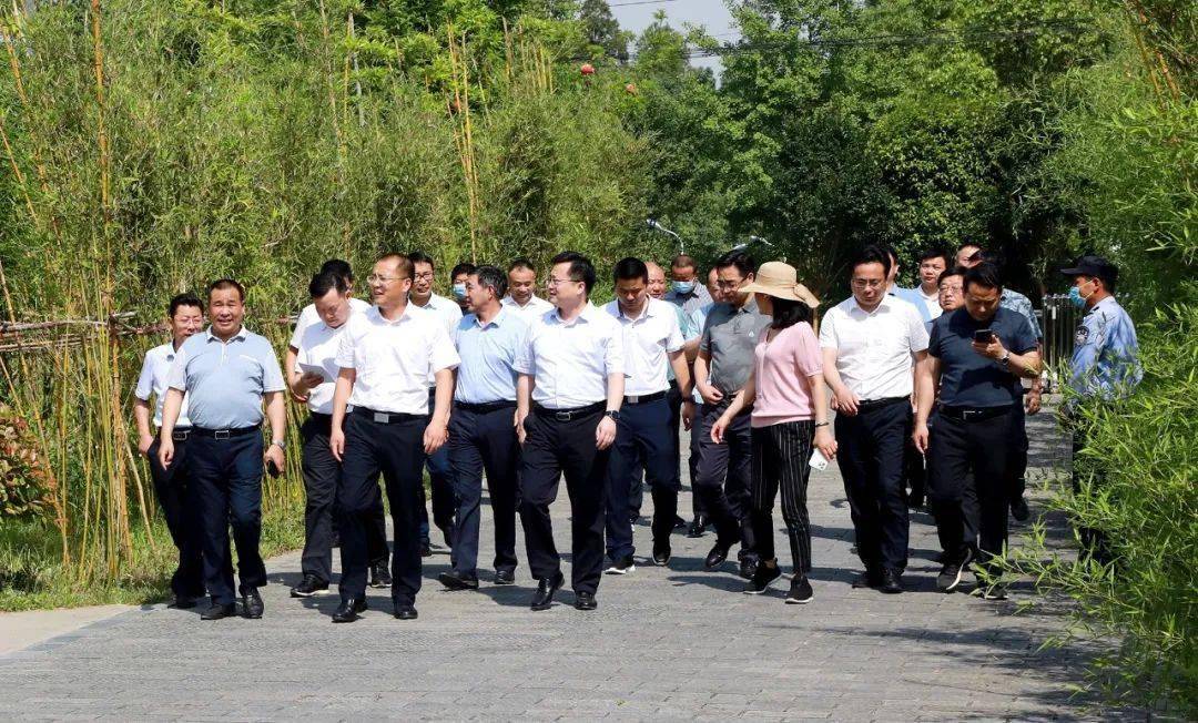 考察团一行在仙桃市市长余珂,市委常委,副市长胡光怀等陪同下,先后