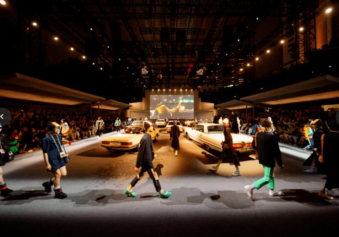 此次他们深度参与其中,全程坐在秀场中央的七台古董车内看秀,即是观众