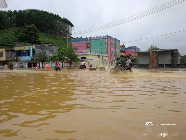 6月2日,广西南宁局地遭遇大暴雨,武鸣区灵马镇街道被水淹.