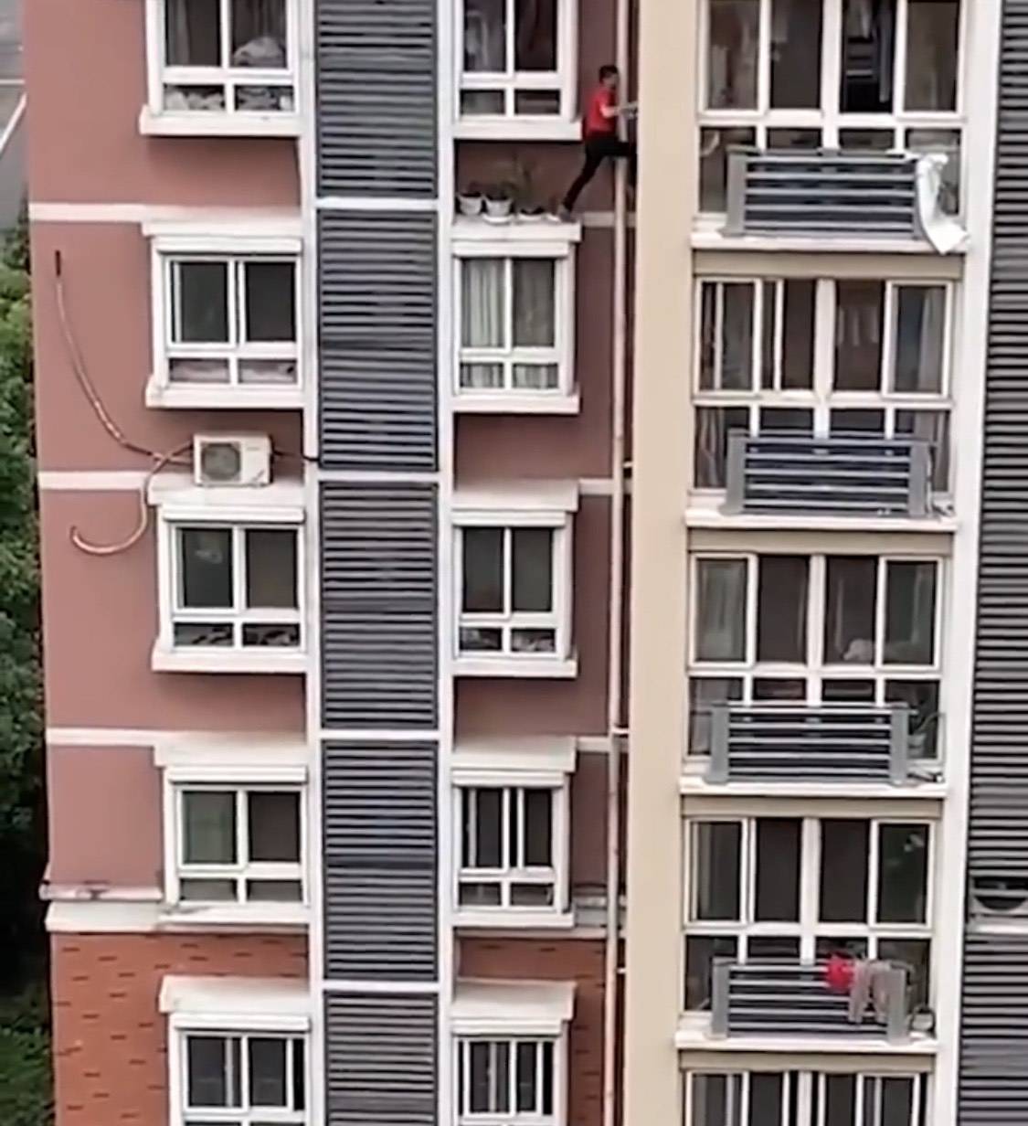 江苏丹阳一男子毫无防护爬出6楼窗户外浇花北晚新视觉·2021-06-09