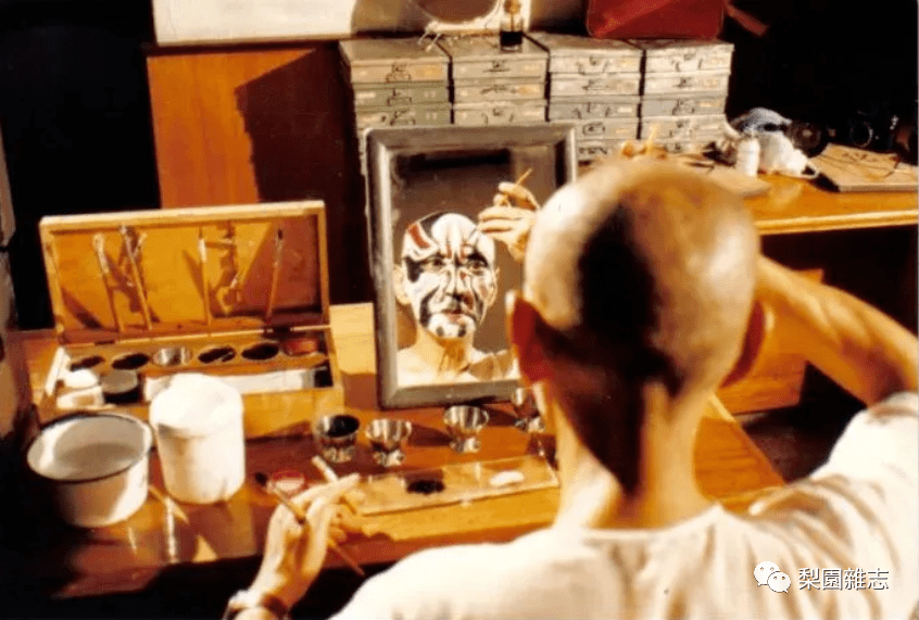 王正屏扮戏照当他演毕进入后台,早已满身汗水.