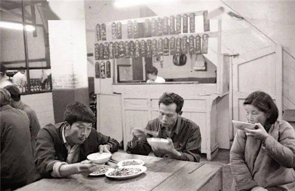 一,离不开票的衣食住行70年代时期,中国还处于计划经济时期,百姓想要