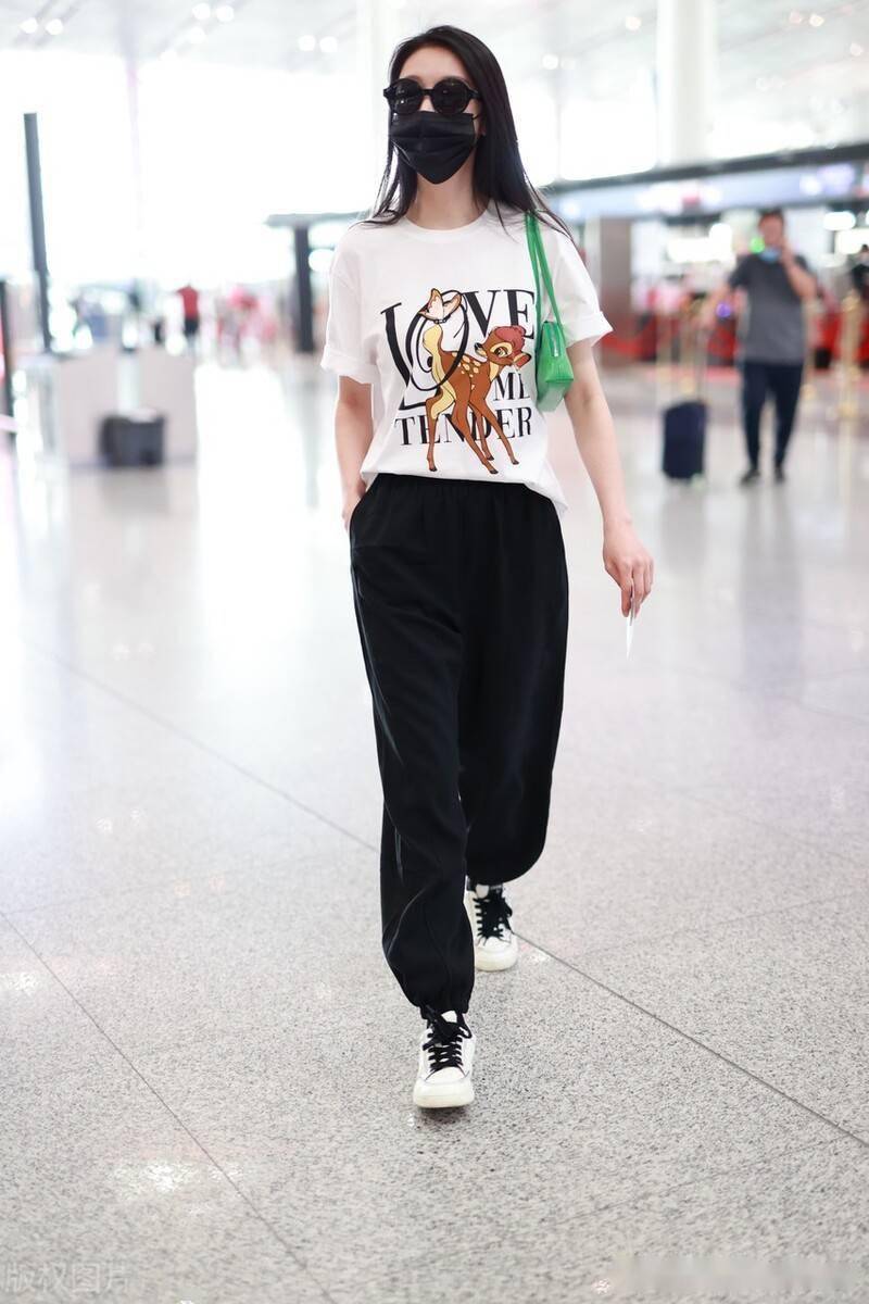 街拍:张丽白t恤搭配黑色运动长裤休闲随性口罩墨镜遮面低调出行