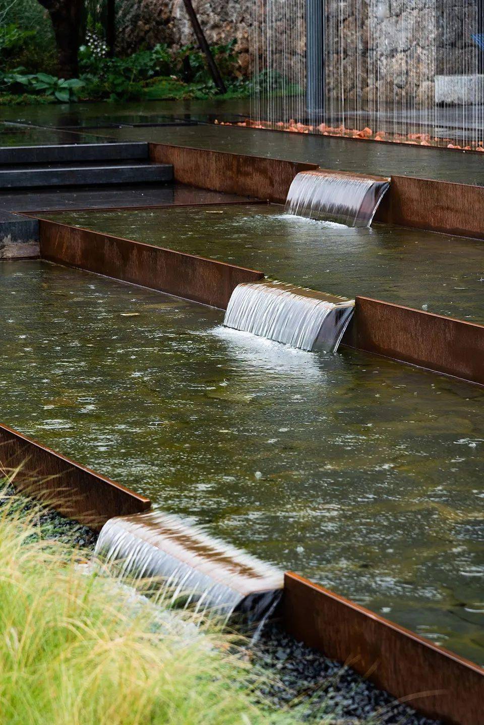 首创一江赋/广州观己景观设计板岩置于水景增加了水景的层次和肌理