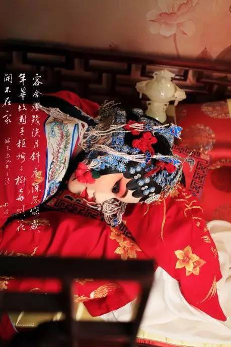 在演戏过程时常随着角色的人生起伏而悲欢,为道具的使用而争抢,为和