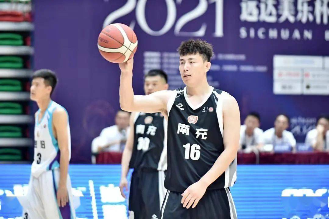 下半场比赛,眉山队汪小雄,赵珈逸内线取分,全场比赛中眉山队张振虎