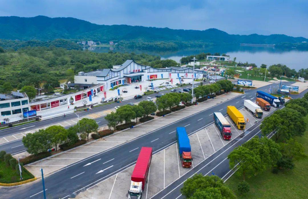 鄱阳服务区作为提质升级行动"首秀",充分融入鄱湖文化,民风民俗,丰富