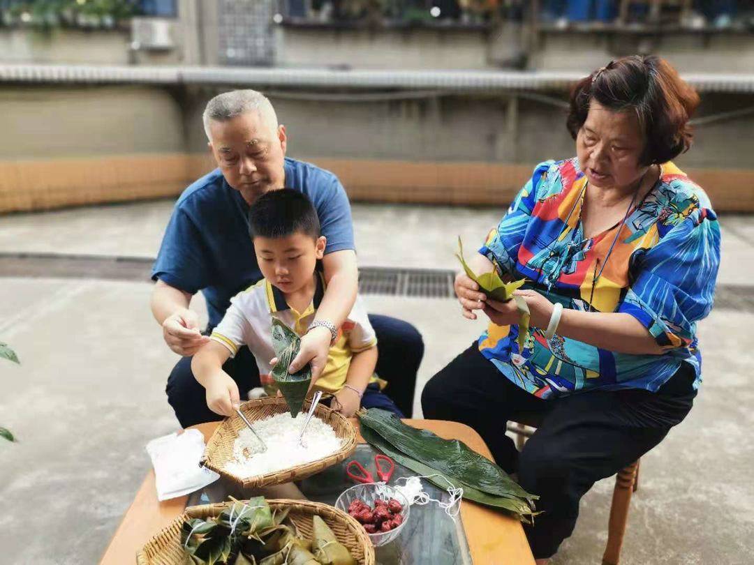 作者家人围坐一起包粽子
