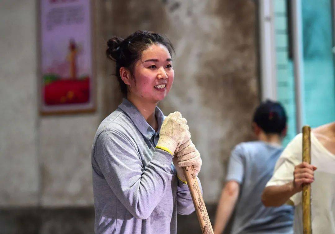6月2日清晨六点,记者来到夜色中的茅台酒厂制曲二车间,淅淅沥沥的小雨
