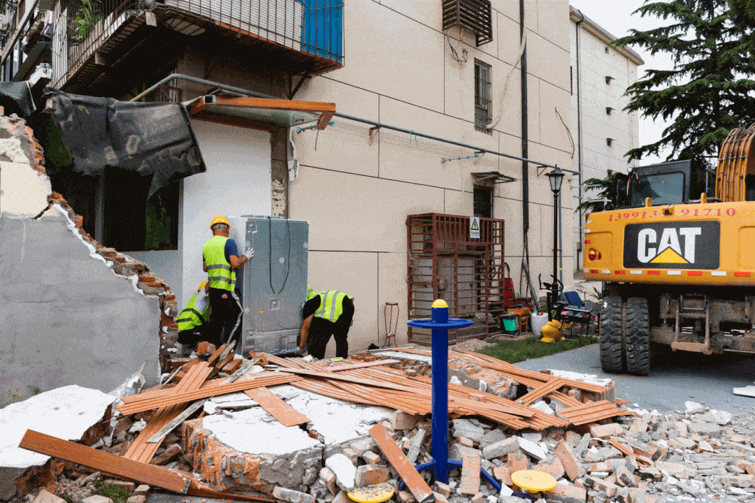 还路于民在公共空间上修建的建筑,围墙等6月9日—10日,执法队员对曲江