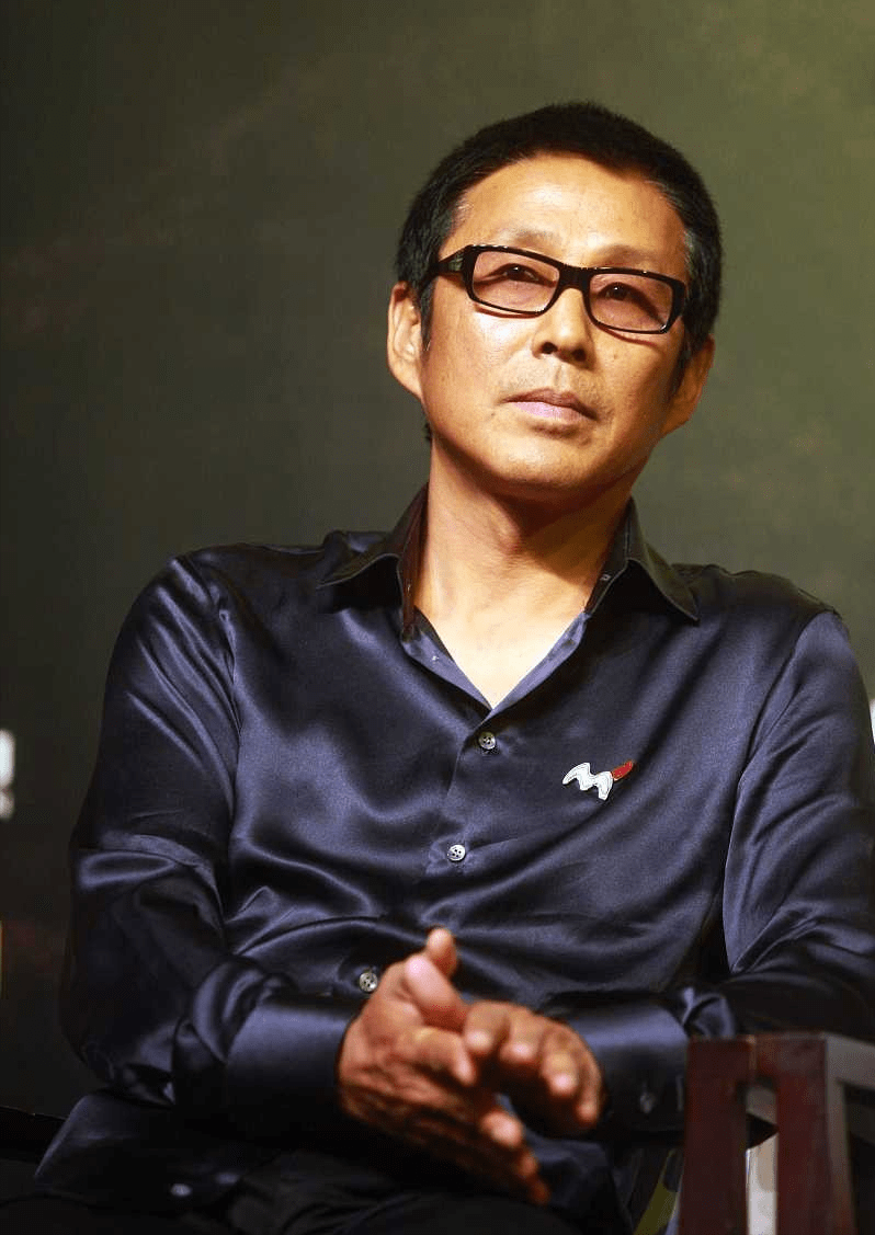 陈道明越老越有魅力黝黑肤色反成加分项穿t恤也成熟稳重