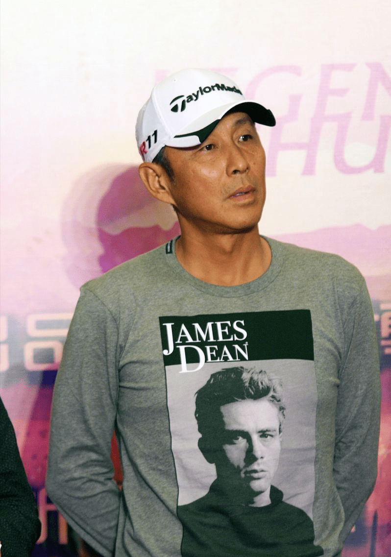 陈道明越老越有魅力黝黑肤色反成加分项穿t恤也成熟稳重