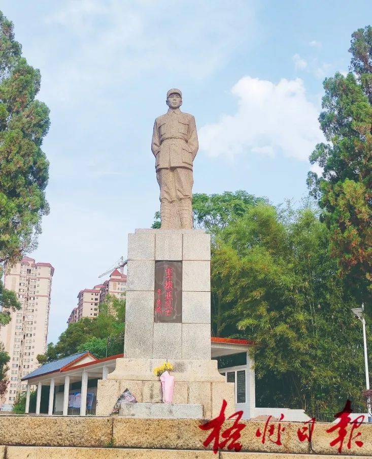 李振亚烈士雕像初夏时节,位于北流河与浔江交汇之畔的藤县东山公园