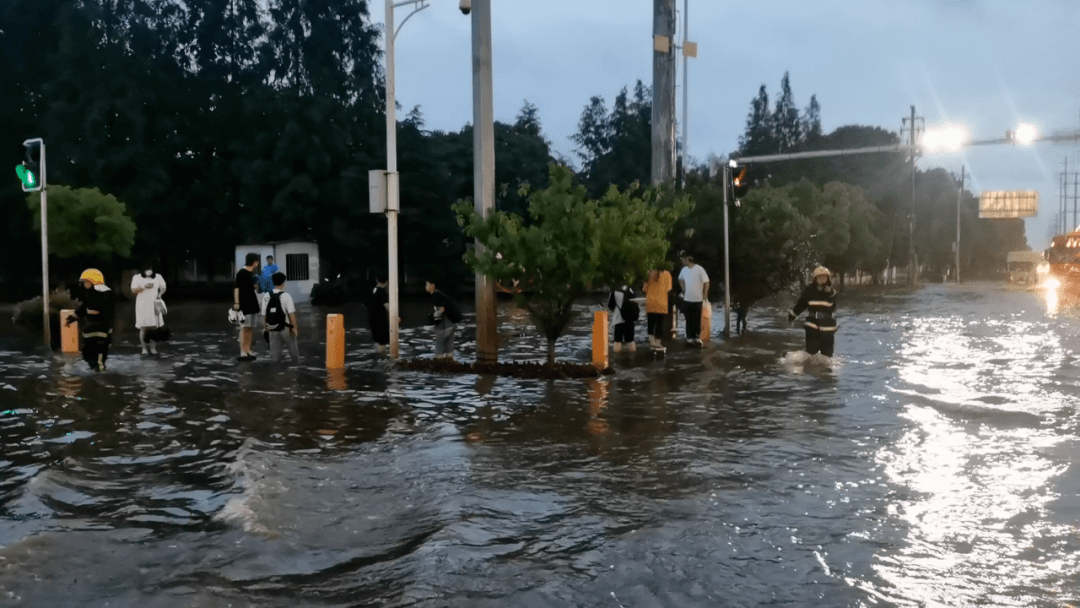 事发南昌内涝致多人被困消防紧急救援