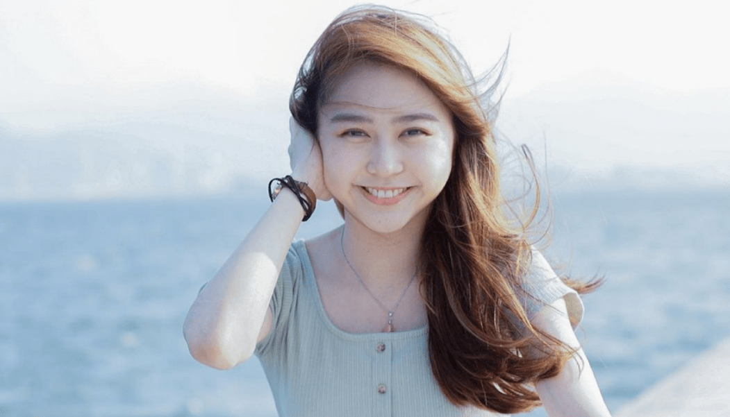 一搜就会找到她,结果搜寻之下,找到的是梁家辉的女儿—梁颖晨(chloe)