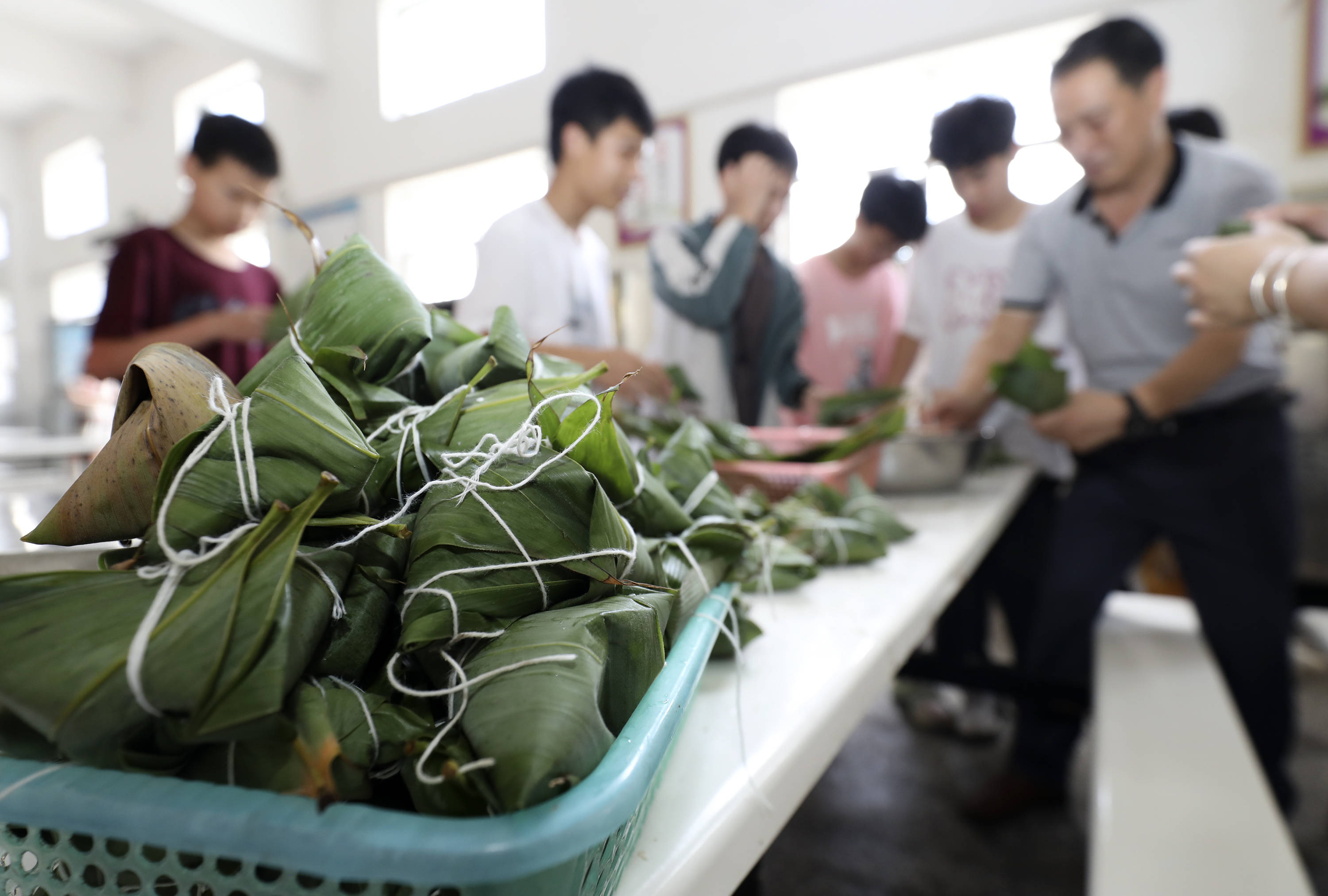 湖南资兴:包粽子比赛迎端午