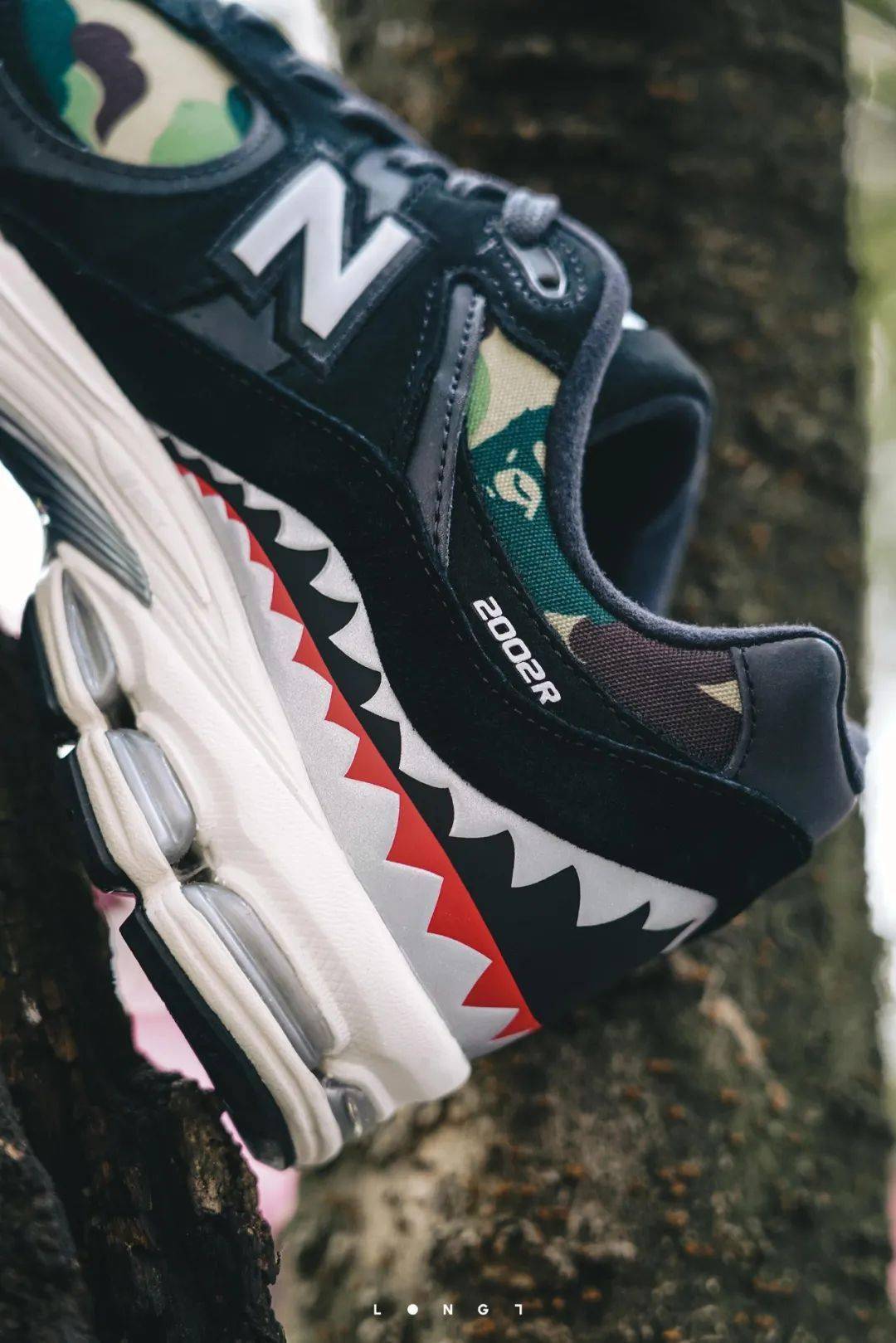 这种狂放不仅仅代表着bape®它恰恰也正是new balance目前最缺少的