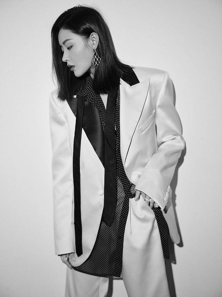 张天爱西装look帅气迷人.张天爱半遮面.张天爱酷劲十足.