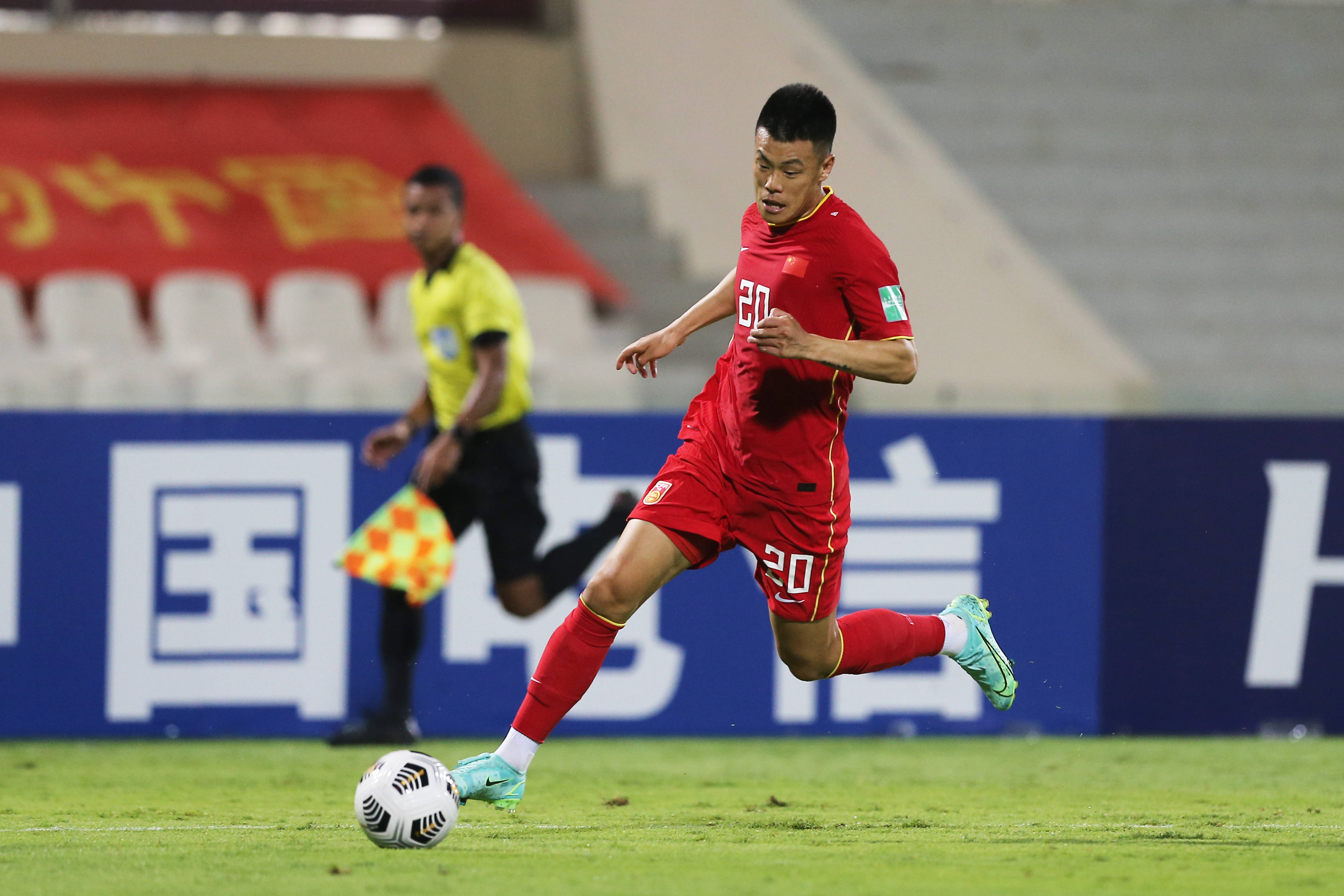 6月11日,中国队球员谭龙在比赛中带球突破.