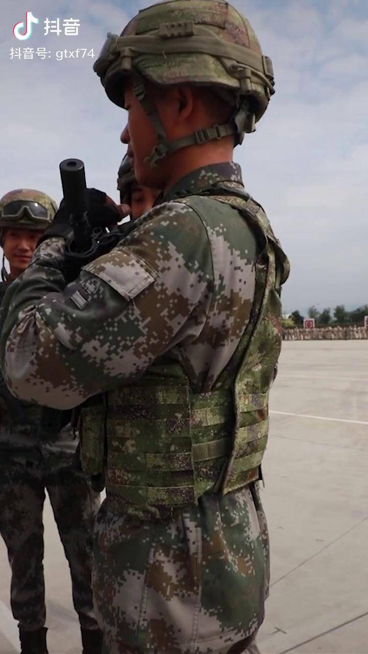 兵哥哥的小酒窝真甜呐宋东彪谢炜阅兵最帅兵哥哥
