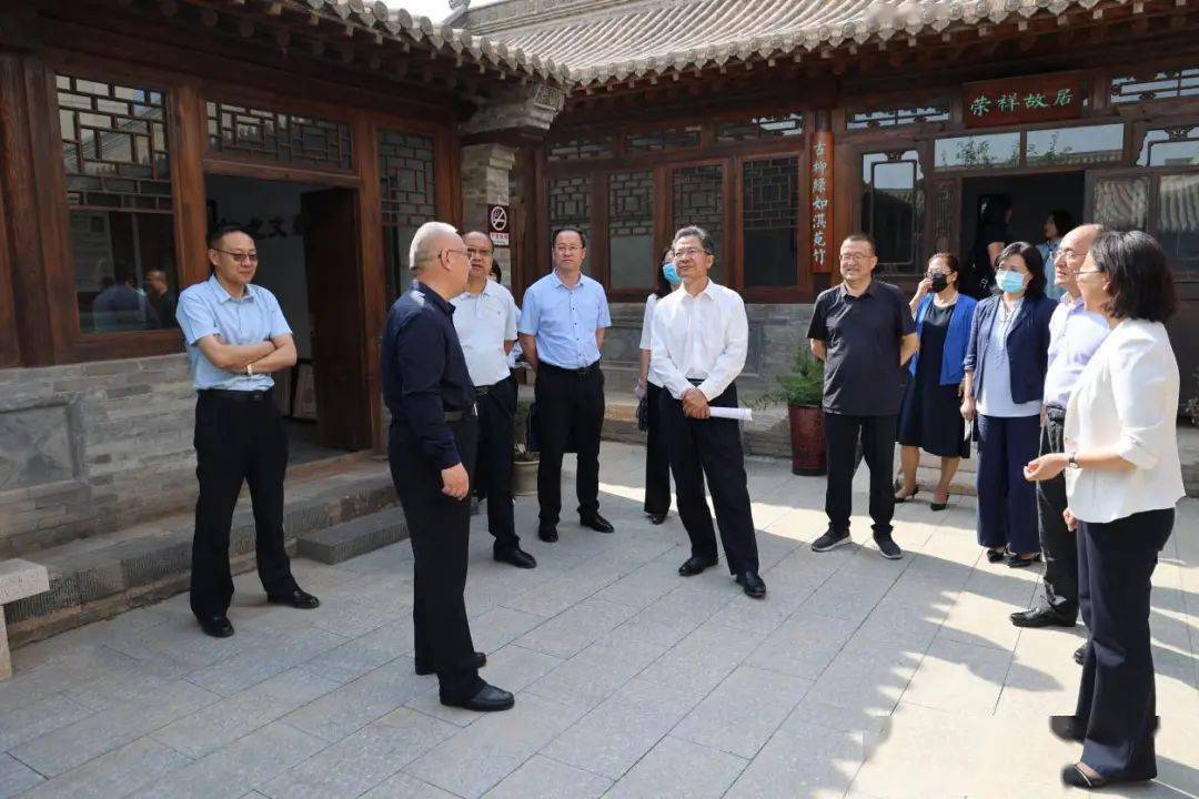 随后一行人参观我校图书馆古籍珍藏馆,荣祥故居,怿园,科技体验中心等