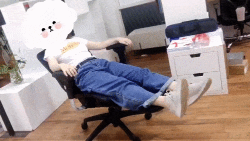 女同事嚣张的躺姿,让其他趴着睡的同事酸了又酸;精神小伙「坐有坐相」