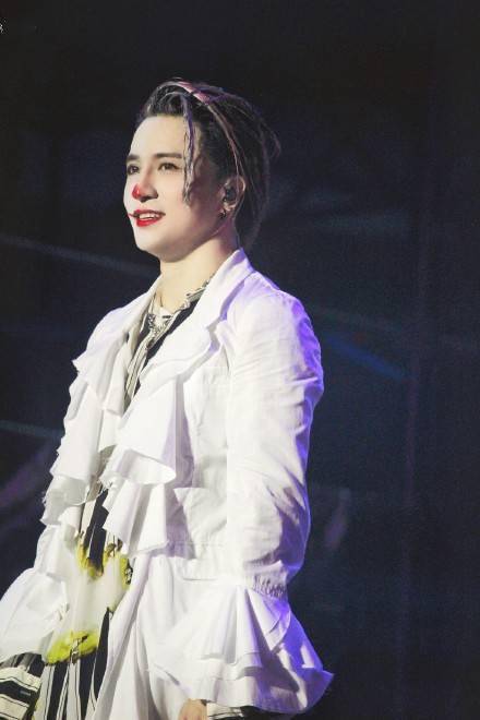 joker薛之谦麦田音乐节嗨唱全场 帅气满分的晚安自拍永远不会缺席
