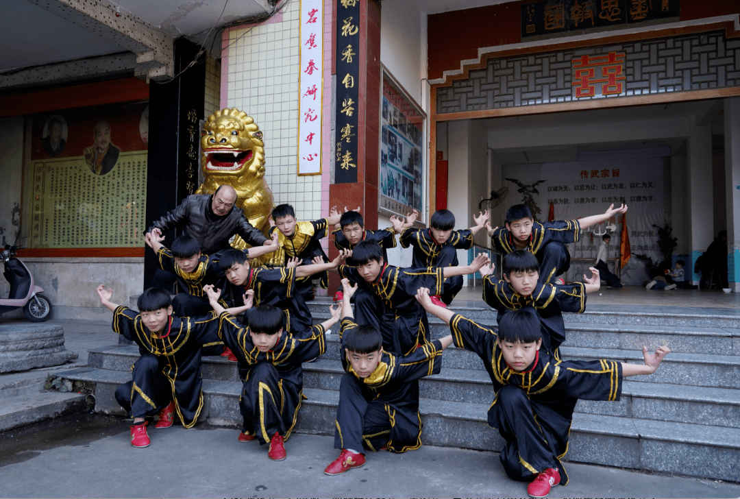 岩鹰拳巫家拳以《巫家拳谱》为载体,采用口传身授的方式传承,保留了起