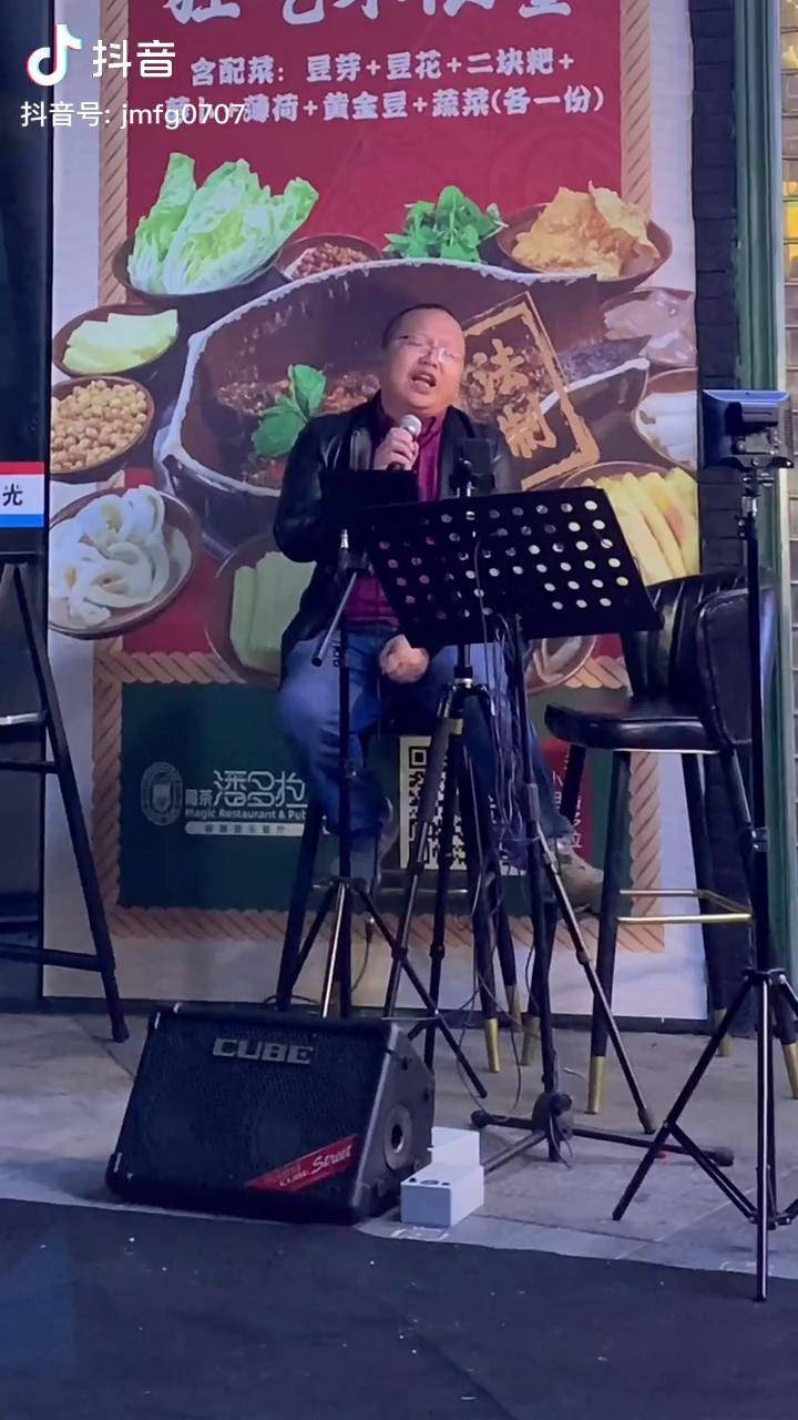 锋哥不但鉴定茅台厉害唱歌也不赖街头歌手九觅锋哥生活号